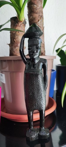 Alte holzskulptur einer frau - alte,