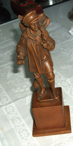 Alte figur auf sockel aus - auf,