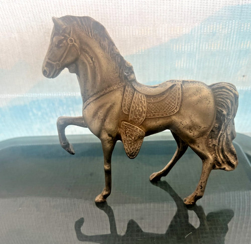 Alte bronzefigur eines pferdes - eines,